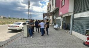 Şanlıurfa’da tartıştığı eşi ve kızını tabancayla vurup kaçtı