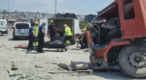 TIR, emniyet şeridinde park halindeki araçlara çarptı: 1 ölü, 1 yaralı