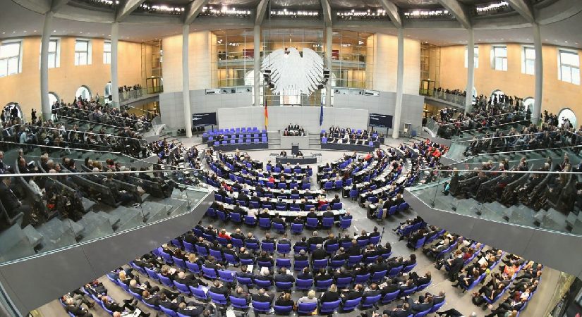 Almanya’da milletvekilleri 500 euro’luk zamdan vazgeçti