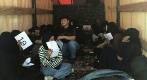 Kamyonetin kasasında 20 kaçak göçmen yakalandı