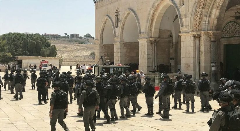 Mescidi Aksa’ya polis baskını: Haremi Şerif’e girdiler