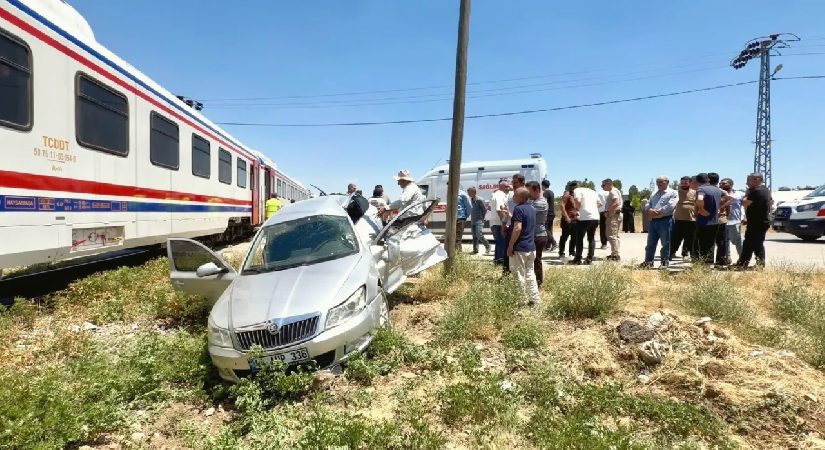 Tren, hemzemin geçitte otomobile çarptı: 3 yaralı