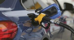 Benzinin litre fiyatına 2 lira 74 kuruş zam geliyor