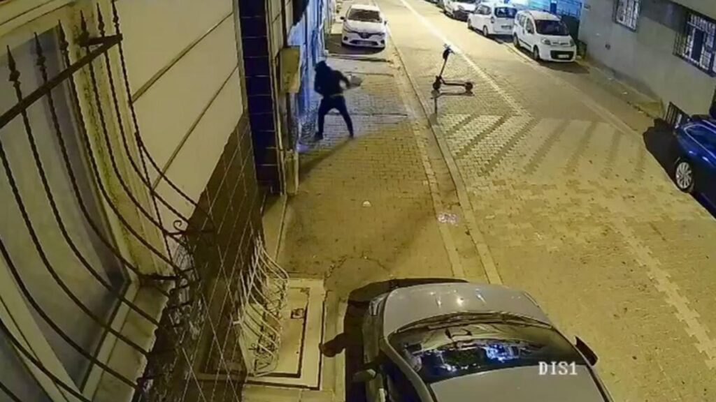 Esenyurt’ta eski sevgili dehşeti: Scooter ile gelip binayı ateşe verdi
