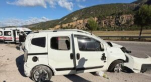 Tokat’ta hafif ticari araç takla attı: 2’si ağır 4 yaralı