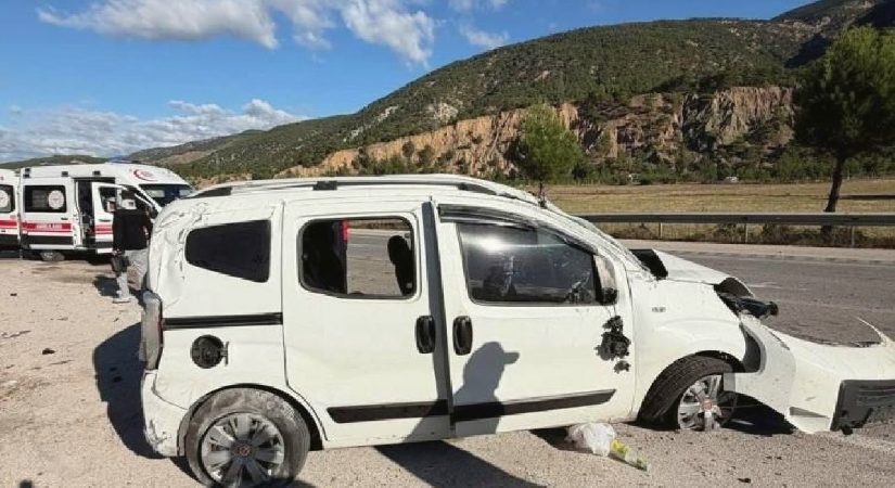 Tokat’ta hafif ticari araç takla attı: 2’si ağır 4 yaralı