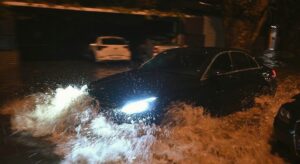 İstanbul’da araçlar sele kapıldı! Mağdurlar ne yapacak? Kaskosu olmayanlar dikkat
