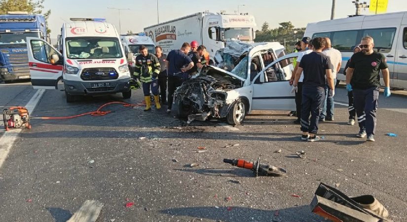 Mersin’de hafif ticari araç TIR’a arkadan çarptı; 2 ölü, 1 yaralı